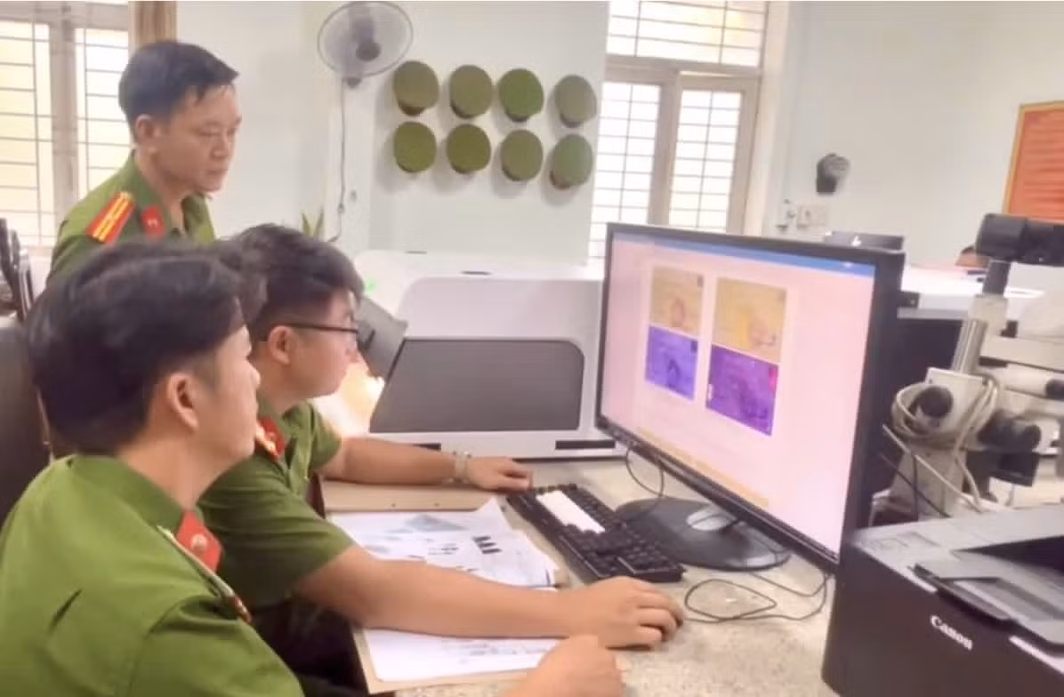Công an tỉnh Đồng Nai giám định tài liệu trong vụ án lừa đảo chiếm đoạt tài sản do Trần Nguyễn Minh Nguyệt thực hiện (ảnh: CACC)