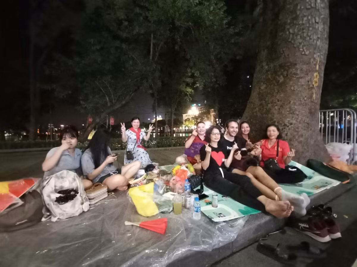 Nhóm những người không quen biết nhau, nhưng nhờ "cắm trại" đêm mà thành bạn bè, trong đó, có cả một nam thanh niên đến từ Pháp.