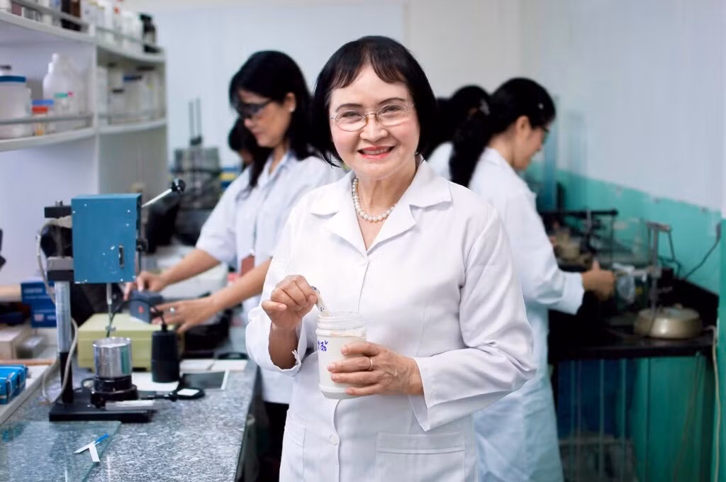 pgsts-nguyen-thi-hoe.jpg