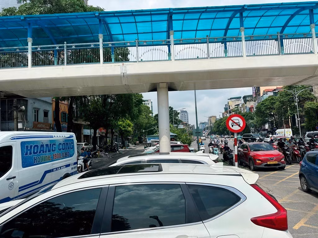 Bãi xe thứ 2, dự kiến nằm ở vỉa hè, dải phân cách và khoảng đất trống dọc tuyến đường Trần Khát Chân, đoạn từ nút giao phố Bạch Mai đến đoạn giao với phố Lạc Nghiệp, dài hơn 500m.
