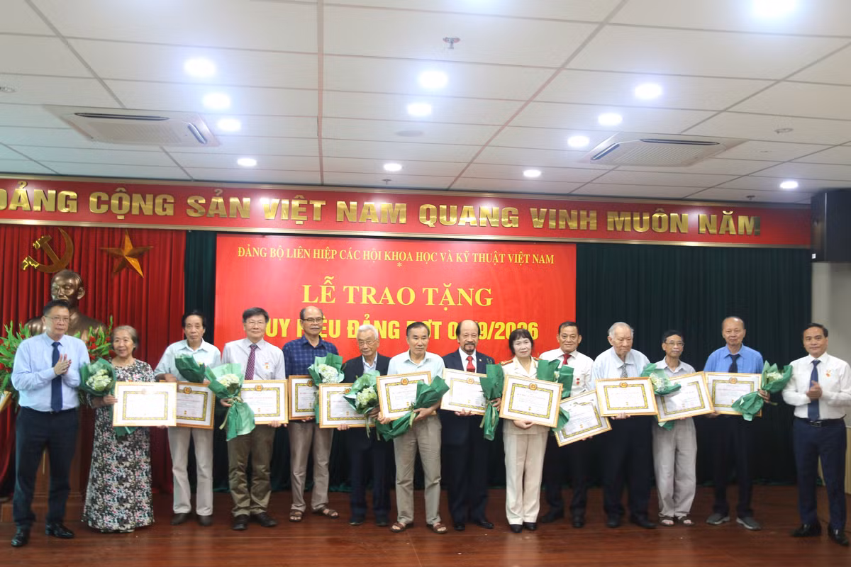 Gallery - Trao Huy hiệu Đảng cho 111 đảng viên Liên hiệp hội Việt Nam - image 1