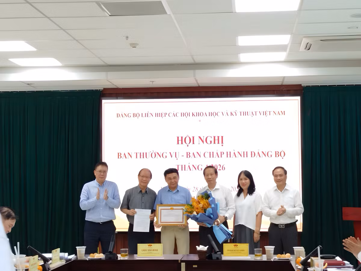 Đại diện các tập thể và cá nhân đạt thành tích hoàn thành xuất sắc nhiệm vụ 5 năm liên tục (2021 – 2025) nhận Bằng khen của Đảng ủy Mặt trận Tổ quốc, các đoàn thể Trung ương