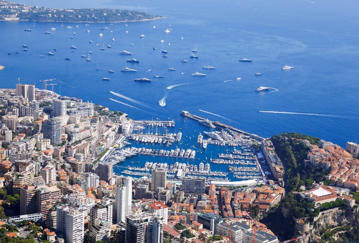 Dù có quy mô cực nhỏ, Monaco lại là một trong những quốc gia giàu có nhất toàn cầu. Với dân số khoảng 38.300 người, GDP bình quân đầu người của nước này đạt hơn 240.000 USD vào năm 2022. Sự thịnh vượng của Monaco đến từ việc công dân không phải chịu thuế thu nhập, thuế lợi tức vốn hoặc thuế tài sản. Đồng thời, quốc gia này là một trung tâm ngân hàng lớn, với nhiều ngân hàng tư nhân và quản lý tài sản, thu hút khách hàng toàn cầu. Ảnh: Reuters.