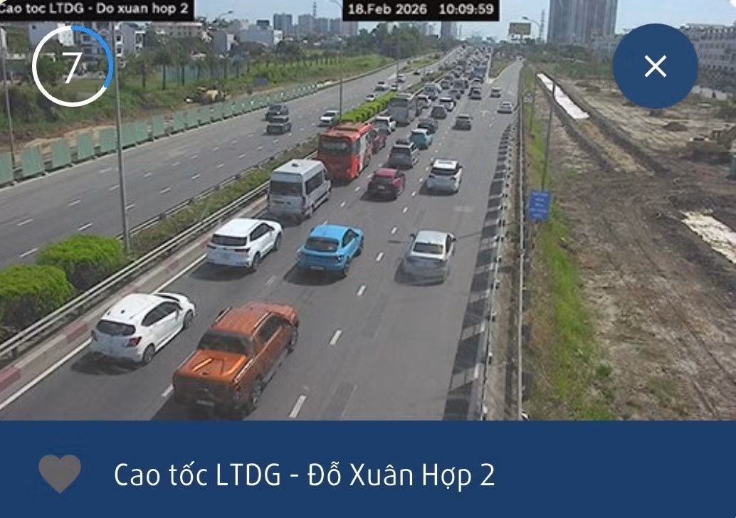 Camera giao thông ghi lại hình ảnh hàng dài phương tiện xếp hàng trên đường dẫn cao tốc TP HCM - Long Thành.