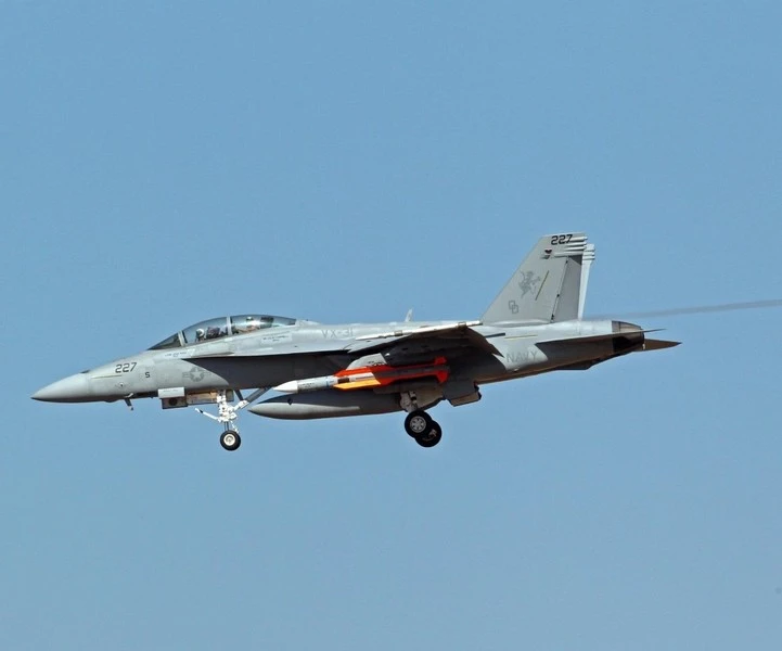 Tích hợp tên lửa SM-6 vào tiêm kích F/A-18, hé lộ ý đồ của Mỹ