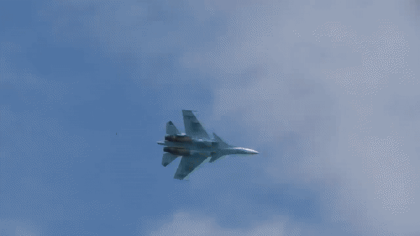 Việc sử dụng máy bay chiến đấu Su-30SM được trang bị hệ thống tác chiến điện tử và vũ khí hiện đại, giúp có thể đáp trả hiệu quả mọi nỗ lực chiếm bầu trời của không quân Ukraine. Theo TASS, Military Today, Avia.