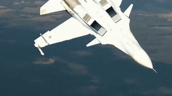 Những loại tên lửa này sẽ giúp Su-30SM đối phó với bốn mục tiêu trên không cùng một lúc. Theo TASS, Military Today, Avia.