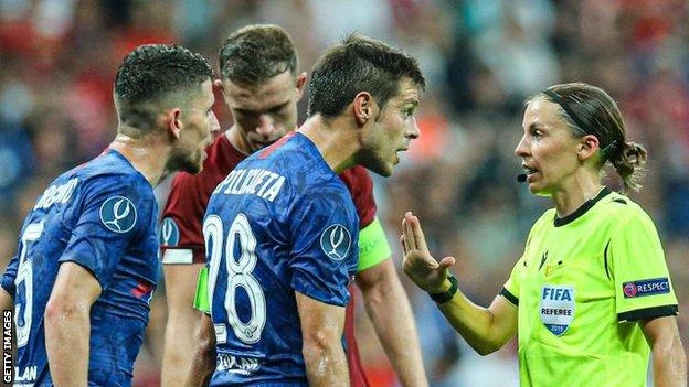 Nữ trọng tài đầu tiên làm nhiệm vụ tại World Cup 2022 là ai?