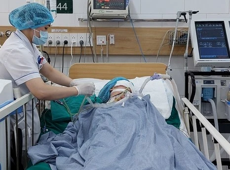 Video: Cô gái hôn mê sâu, tổn thương não sau khi hút thuốc lá điện tử