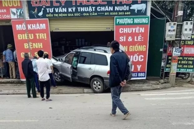 Video: Xế hộp mất lái người phụ nữ thoát chết trong gang tấc