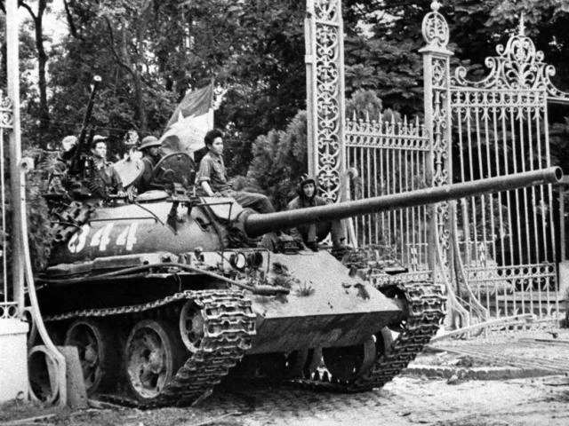 Sức mạnh xe tăng T-54 ầm ầm tiến vào Sài Gòn ngày 30/4