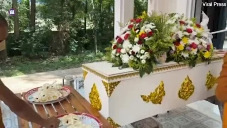 “Thi thể” người phụ nữ mở choàng mắt trên đường đưa đi hỏa táng
