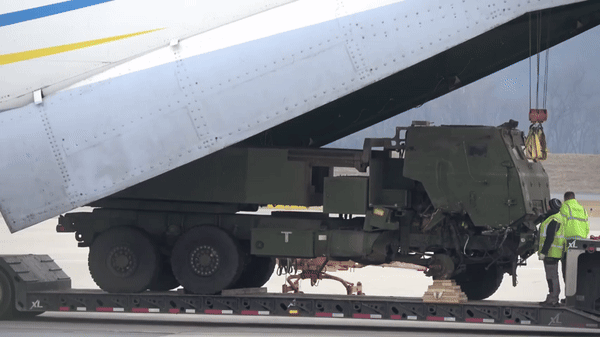 Vận tải vận chuyển pháo M142 HIMARS chính là chiếc An-124 Antonov của Không quân Ukraine. Có thể nhận thấy tổ hợp M142 HIMARS nhiều khả năng bị trúng mìn và chịu thiệt hại nặng. Bánh trước bên phải và một phần sàn buồng lái bị thổi bay, khiến các kỹ thuật viên phải tì trục xe lên các khối gỗ để giữ cân bằng. Theo War Zone, Zvezda.