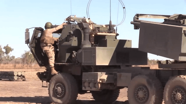 Hệ thống pháo phản lực phóng loạt M142 HIMARS của Mỹ được đánh giá là một trong những loại vũ khí phóng loạt nguy hiểm nhất hiện nay. Theo War Zone, Zvezda.
