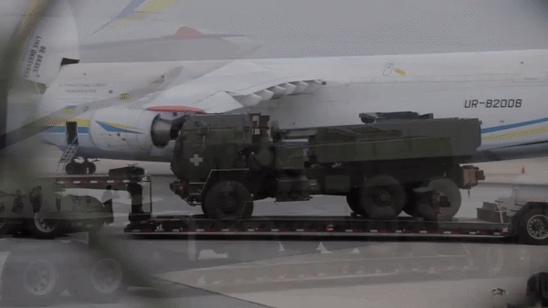 Tổ hợp M142 HIMARS thứ hai dường như bị trúng mảnh văng từ đạn pháo của Nga. ít nhất 16 lỗ thủng trên thân xe và lốp trước bị xịt, trong khi cả hai tấm kính chống đạn trước buồng lái cũng hư hại, nhưng xe có vẻ không chịu tổn thất nặng. Theo War Zone, Zvezda.
