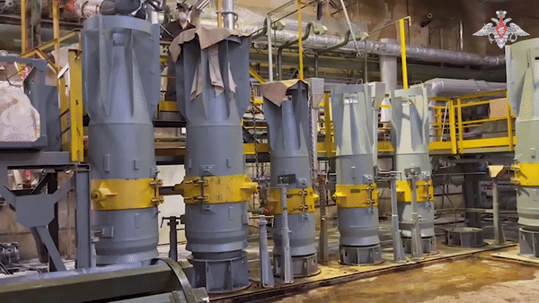 Tuy nhiên, số bom sử dụng tại Azovstal này được rút từ kho dự trữ thời Liên Xô, không phải những quả bom mới sản xuất được gắn UMPK. Theo Avia.