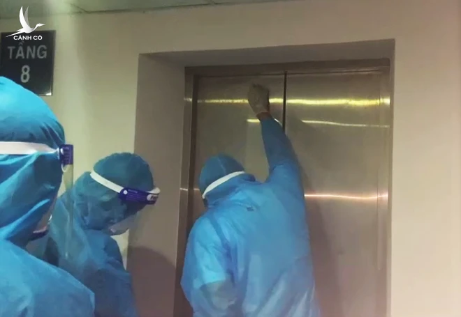 Video: “Nghẹt thở” cuộc giải cứu nhân viên y tế kẹt trong thang máy