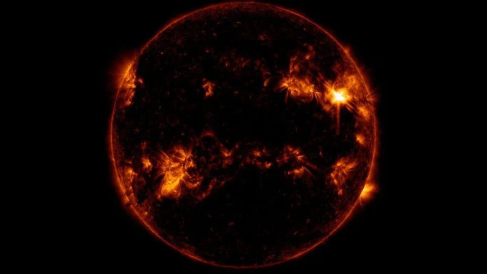 Video: NASA chụp cảnh Mặt Trời bắn “tia lửa cuồng nộ” trúng Trái Đất