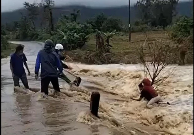 Video: Thót tim với cuộc giải cứu người phụ nữ giữa dòng lũ cuồn cuộn