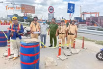 Đội CSGT Rạch Chiếc kiểm tra đơn vị thi công cây cầu Đồng Nai