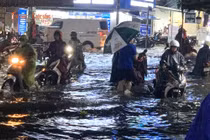 Mưa như trút, đường phố TP HCM ngập gần lút bánh xe máy