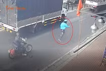Người dân “tung cước”, kẻ cướp tiệm vàng ở TP HCM vứt xe bỏ chạy