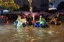 Nhiều tuyến đường TP HCM chìm trong nước sau mưa lớn kéo dài