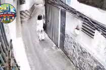 Bị cướp điện thoại, người phụ nữ níu áo khiến nghi phạm bỏ xe chạy bộ