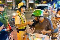 Tuần tra suốt đêm, CSGT xử hàng loạt vi phạm nồng độ cồn