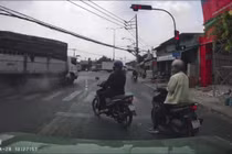 Hãi hùng thời khắc xe tải lao qua giao lộ TP HCM, một người tử vong