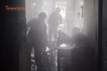 Nghẹt thở Cảnh sát lao vào đám cháy đưa 2 trẻ nhỏ ra ngoài an toàn