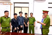Bắt khẩn cấp 3 đối tượng đánh người ngã nhào trước ô tô