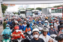 Người dân rời TP HCM về quê nghỉ lễ, nhiều tuyến đường cửa ngõ ùn tắc