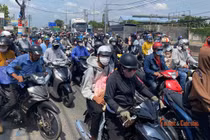 Trở lại sau nghỉ lễ, người lớn, trẻ nhỏ bơ phờ ở khu vực cửa ngõ TP HCM 