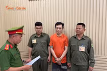 Bắt tạm giam người đàn ông đập vỡ kính xe tải