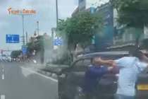 Hai người đàn ông dừng ô tô giữa đường đuổi đánh nhau