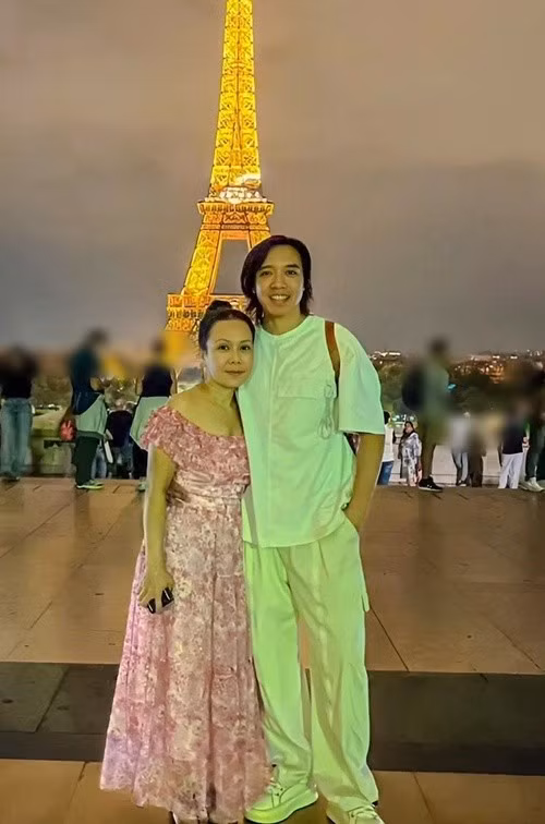Nữ nghệ sĩ hài mặc gợi cảm bên chồng điển trai. Ảnh: FB Hoài Phương.