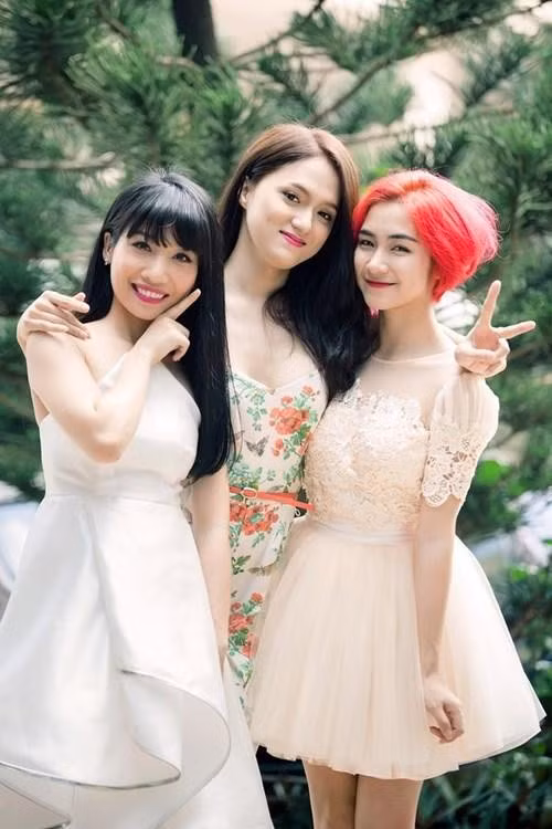 “Tháng 3/2018, chị sang Thái Lan thi và trở thành Hoa hậu Chuyển giới Quốc tế, em có mặt và chứng kiến. Tháng 11/2025 chị một lần nữa đi qua Thái Lan thực hiện một trong những giấc mơ lớn nhất cuộc đời mình. Đợi em nhé, nốt hôm nay và ngày mai khi xong xuôi công việc, em sẽ có mặt ở Thái Lan", Hòa Minzy viết. Ảnh: Khám Phá.