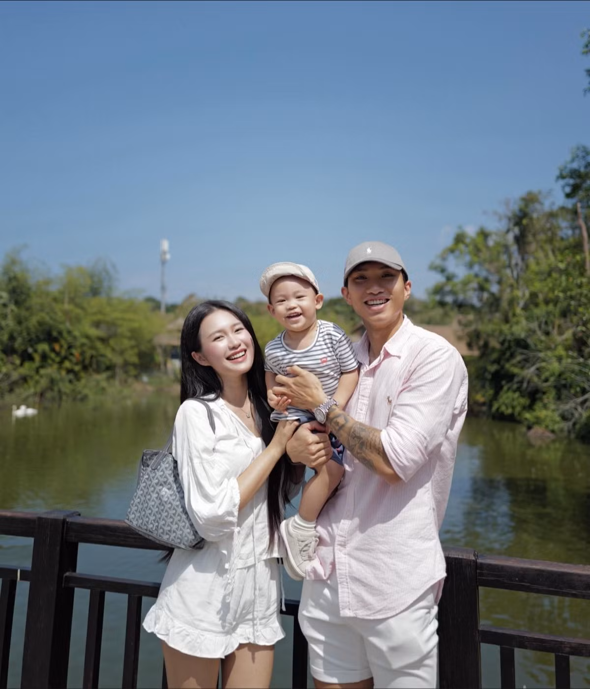Giữa ồn ào của Đoàn Văn Hậu, Doãn Hải My xuất hiện trên khán đài để cổ vũ chồng. Hành động khóa bình luận trên trang cá nhân của cả hai được xem để bảo vệ không gian riêng tư của gia đình nhỏ trước những tác động tiêu cực từ cộng đồng mạng. Ảnh: FB Đoàn Văn Hậu.