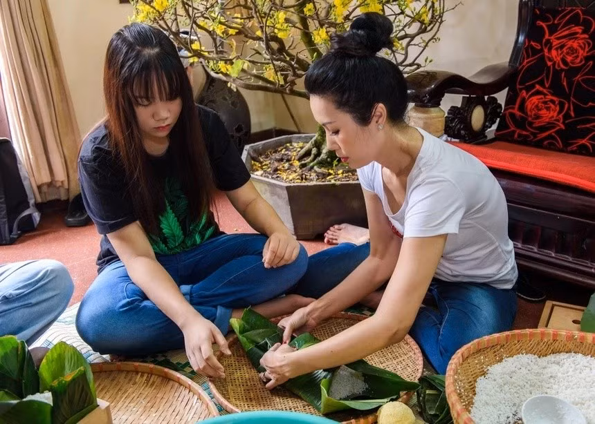 Từ nhỏ, nữ nghệ sĩ đã được cha mẹ, ông bà dạy cách gói bánh chưng, xem đó như một phần ký ức Tết thiêng liêng của gia đình. Ảnh: Znews.