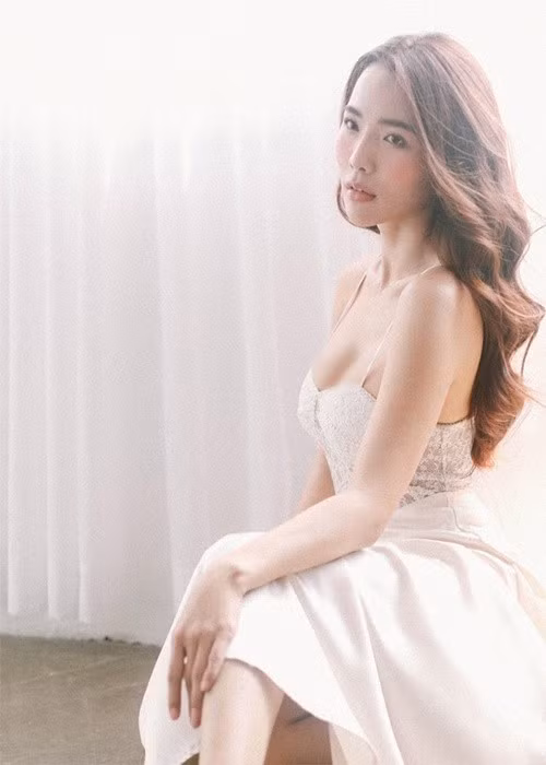"Ít phụ nữ nào có ba con rồi mà vẫn giữ được một thân hình chuẩn như vậy", Ưng Hoàng Phúc từng khen ngợi vợ. Ảnh: FB Kim Cương.