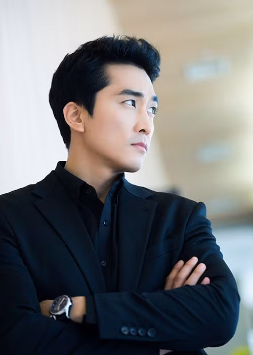 Vào tháng 8/2025, theo Thương Hiệu và Pháp Luật, trong một chương trình, Song Seung Hun kể về một mối tình cũ. Cụ thể, anh vui vẻ khi được tụ tập trò chuyện với bạn bè nhưng bạn gái lại không thích điều này. Ảnh: Naver.