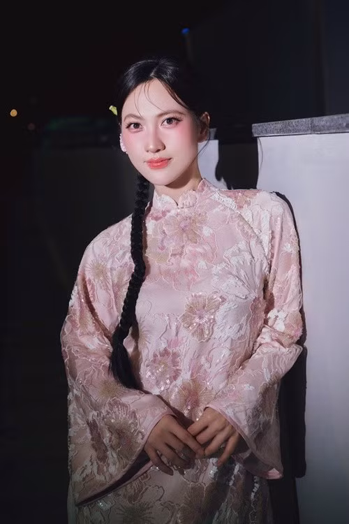 Dù hoạt động nghệ thuật nhiều năm, nữ diễn viên không nhận mình là trụ cột kinh tế gia đình. Cha mẹ cô vẫn bán xôi mỗi ngày, em trai có công việc riêng.