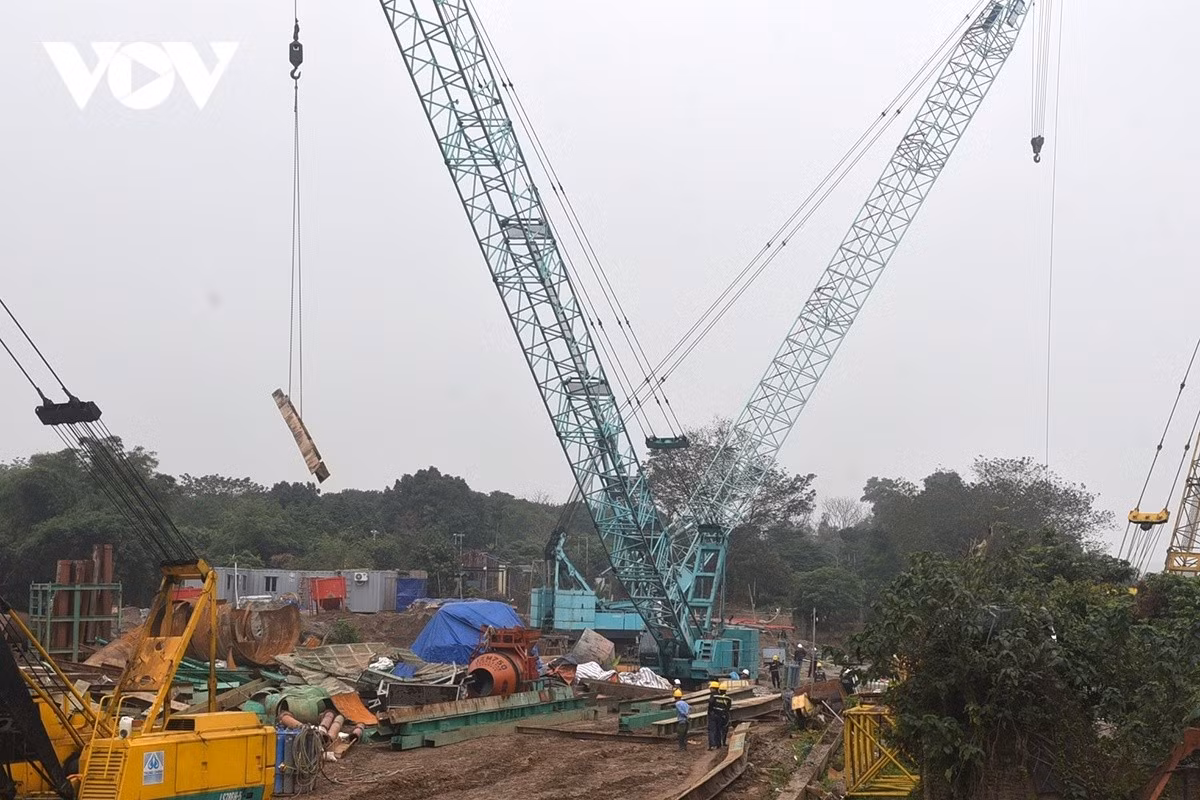 Trên công trường không khí thi công diễn ra khẩn trương với nhịp độ cao. Các tổ đội làm việc xuyên Tết nhằm bảo đảm công trình hoàn thành đúng tiến độ đề ra.