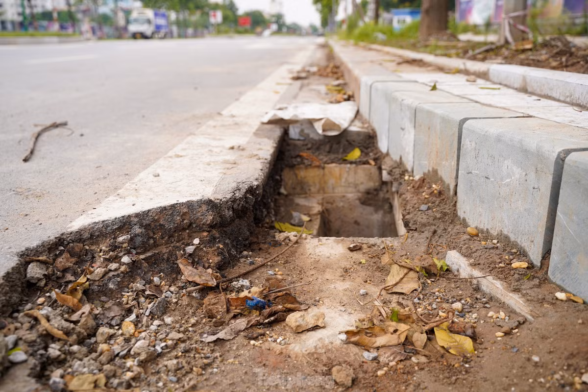 Trao đổi với phóng viên, ông Hoàng Văn Lực - Chủ tịch UBND phường Ngọc Thụy, quận Long Biên cho biết: “Hiện tại, tuyến đường Nguyễn Gia Bồng chưa được bàn giao chính thức về địa bàn, nên phường chưa có cơ sở để tiếp nhận, quản lý và xử lý các vấn đề phát sinh".