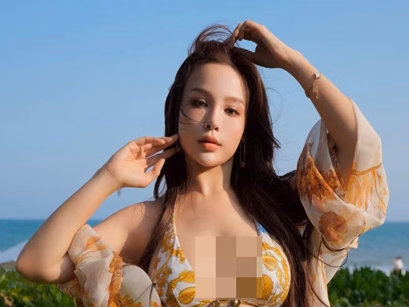 Huyền Baby ưu tiên các thiết kế bikini hai mảnh gợi cảm. Cô khéo léo kết hợp cùng áo choàng lụa mỏng nhẹ tạo nên tổng thể vừa quyến rũ vừa quý phái khi thả dáng trước biển.