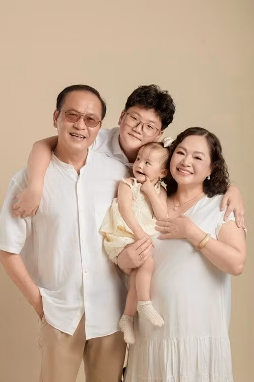 Theo VOV, Thu Quỳnh từng chia sẻ về hôn nhân của bố mẹ: “24/1/1988, 2 anh chị cả nên duyên vợ chồng, chốt kèo qua nhiều sóng gió của 4 năm yêu nhau... Sau 8 năm 159 ngày (30/9/1988 đến 02/03/1997), anh chị hoàn thành nghĩa vụ và trách nhiệm của 1 gia đình quân nhân, 1 vợ 1 chồng 2 con”. Ảnh: VOV.