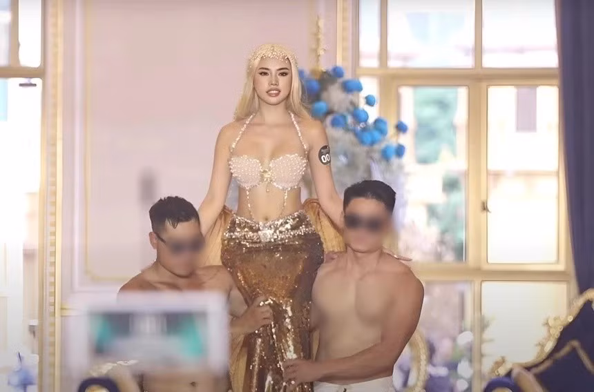 Trong vòng sơ khảo Miss Grand Vietnam 2025, Hà Vi Vi hóa nàng tiên cá, được hai người đưa vào thảm đỏ. Ảnh: Znews.