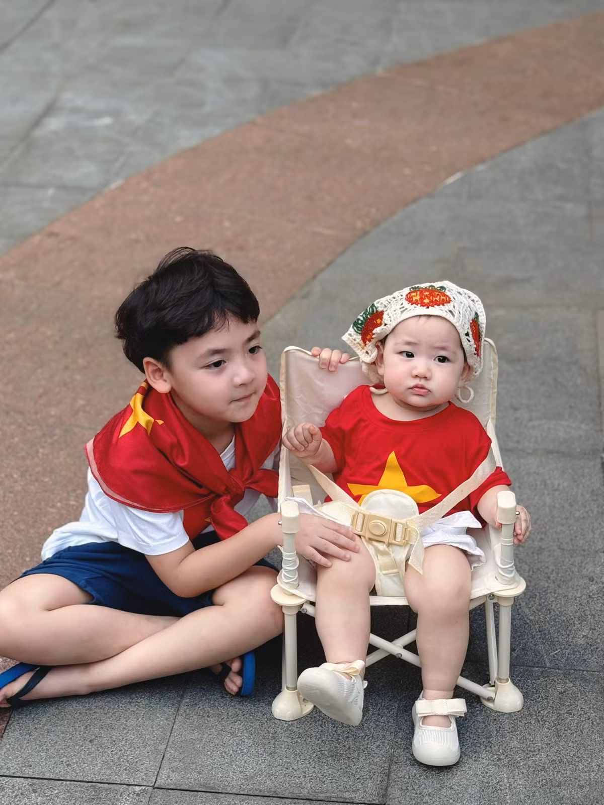 Mochi và Kem - hai nhóc tì nhà Á hậu Tú Anh được mẹ cho ăn mặc phù hợp với tinh thần chào mừng ngày Quốc khánh 2/9. Ngoài ra, Tú Anh còn thực hiện bộ ảnh cho hai con. Ảnh: FB Tú Anh.