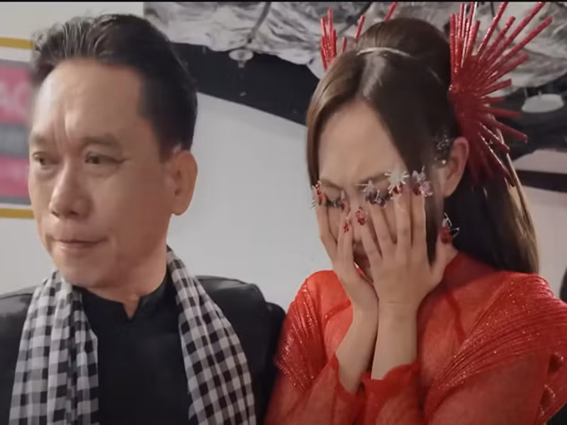 Nữ ca sĩ cho biết, trong buổi tổng duyệt, lần đầu tiên được thấy đầy đủ dàn đàn tranh, đàn bầu, đàn nguyệt và sáo trên sân khấu, cô đã rất tự hào, mong được hòa giọng mình cùng những thanh âm dân tộc. Ảnh: FB Phương Mỹ Chi.